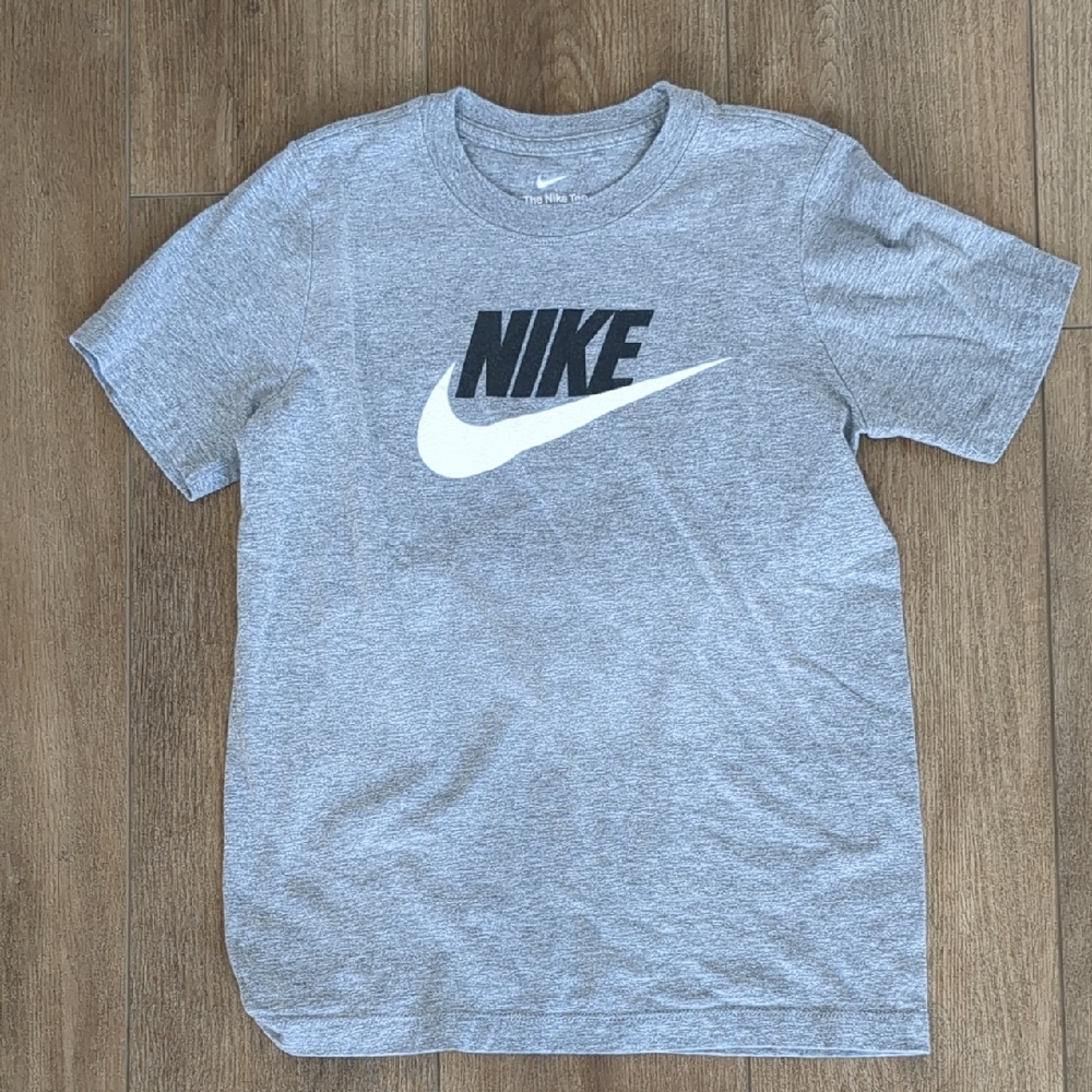 Boys Nike Heather Gray Tee with Black and White Logo - Size M